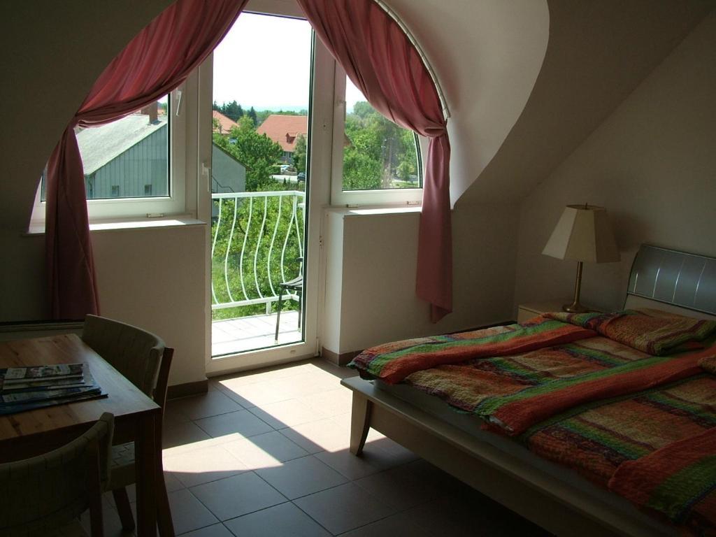 Zoldhaz Bio Panzio Hotell Gyenesdiás Rum bild