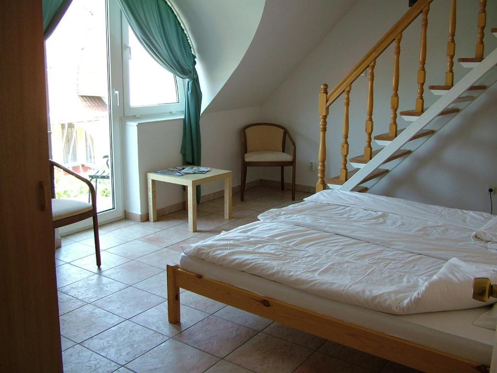 Zoldhaz Bio Panzio Hotell Gyenesdiás Rum bild