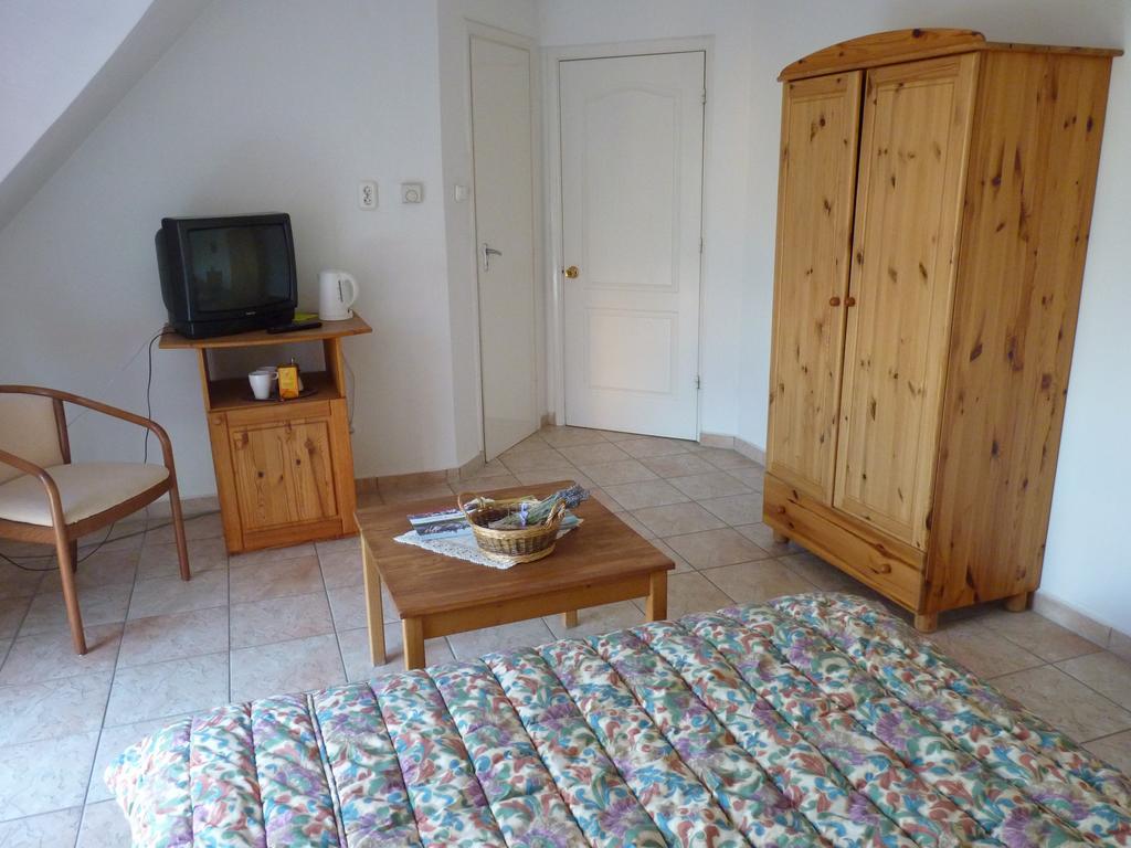 Zoldhaz Bio Panzio Hotell Gyenesdiás Exteriör bild